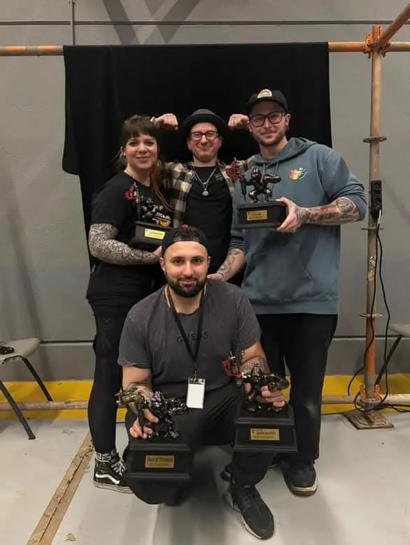 Dante met award op een tattooconventie